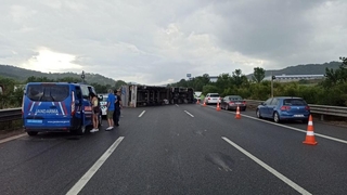 Devrilen tır TEM'i kapadı