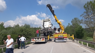 Devrilen tırdan yara almadan kurtuldu