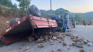 Devrilen traktörde bulunan çocuk hayatını kaybetti