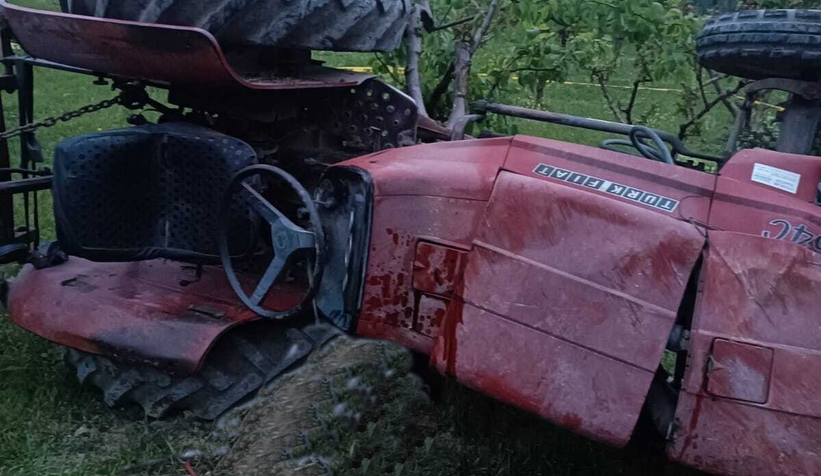 Devrilen traktörün altında can verdi