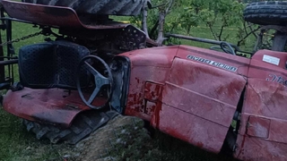 Devrilen traktörün altında can verdi