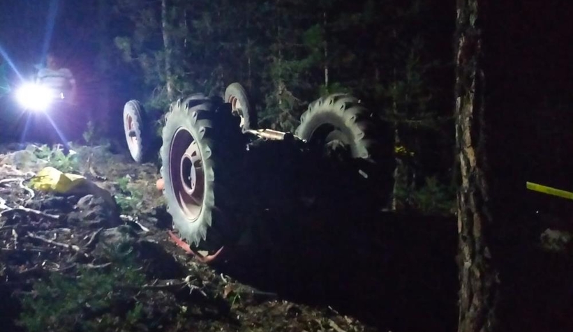Devrilen traktörün altında kalan sürücü öldü