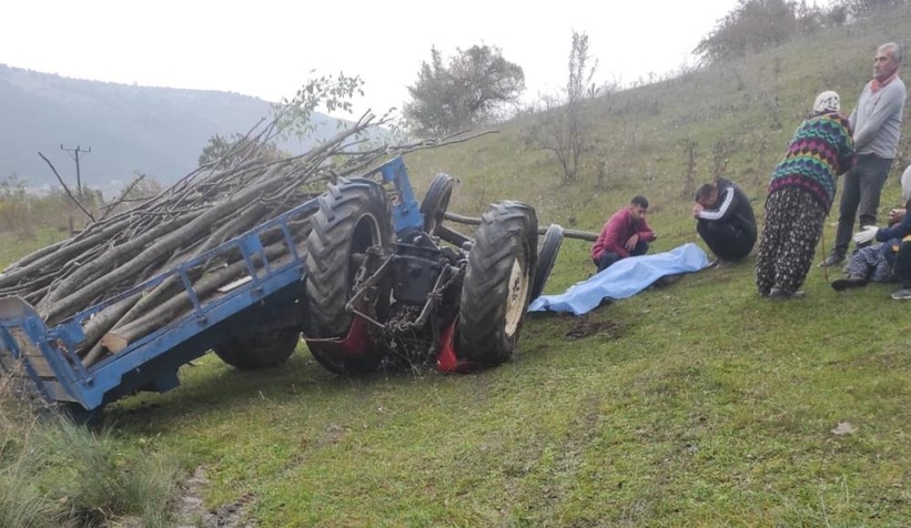 Devrilen traktörün altında kalan sürücü öldü