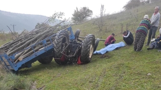 Devrilen traktörün altında kalan sürücü öldü