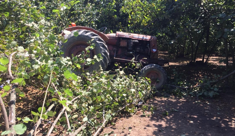 Devrilen traktörün altında kaldı kurtarılamadı