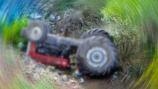 Devrilen traktörün altında kaldı