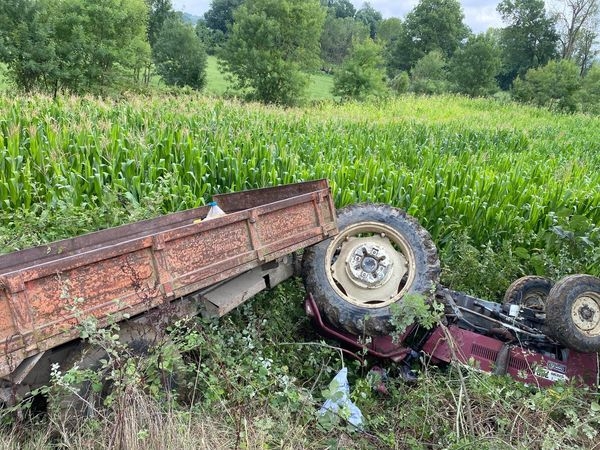 Devrilen traktörün altından kendi çabalarıyla çıktı