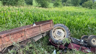 Devrilen traktörün altından kendi çabalarıyla çıktı