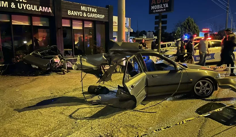 Direğe çarpan otomobil ikiye bölündü: 1 ölü, 1 yaralı