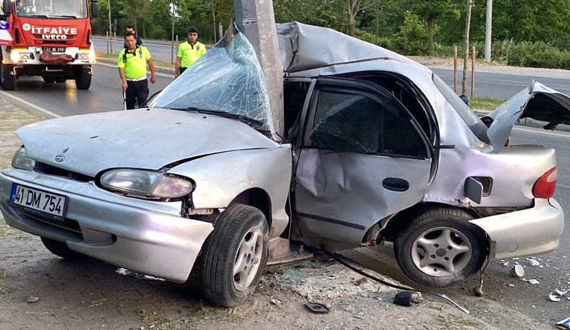Direğe çarpan otomobil ikiye katlandı: 1 ölü, 1 yaralı