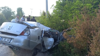 Direğe çarpan otomobil pert oldu