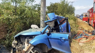 Direğe çarpan otomobilde iki kardeş öldü