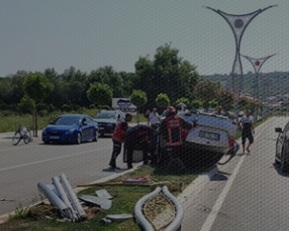 Direğe çarpıp takla attı: 3 yaralı