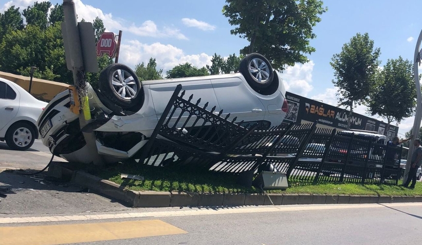 Direğe çarpıp takla attı