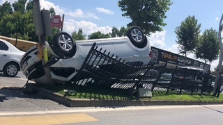 Direğe çarpıp takla attı