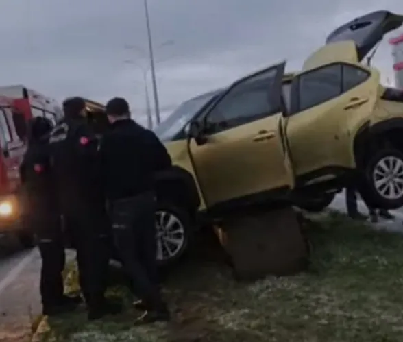 Direğe çarptı asılı kaldı