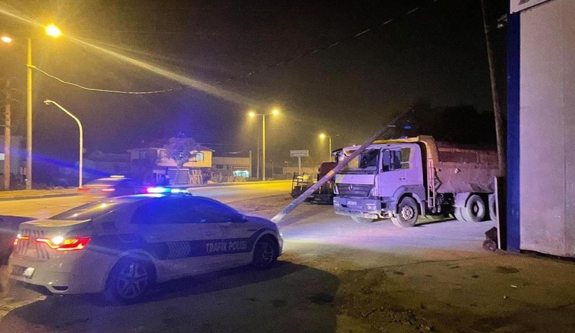 Direk kamyonun üzerine devrildi