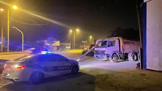 Direk kamyonun üzerine devrildi