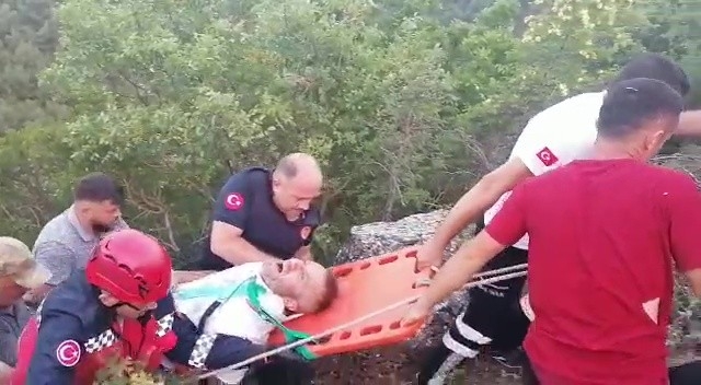 Direksiyonu kilitlenen otomobil uçuruma uçtu: 3 yaralı