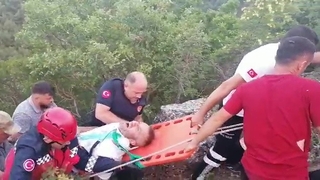 Direksiyonu kilitlenen otomobil uçuruma uçtu: 3 yaralı