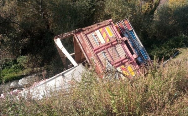 Direksiyonu kitlenen sebze yüklü kamyon şarampole uçtu