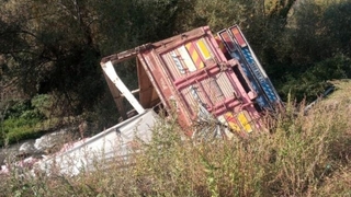 Direksiyonu kitlenen sebze yüklü kamyon şarampole uçtu