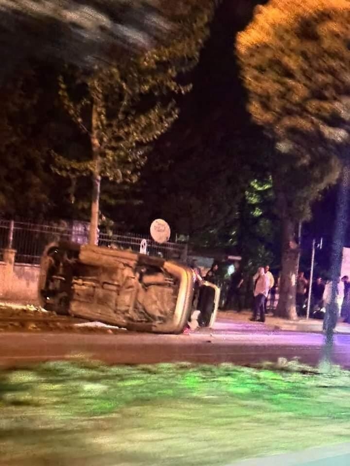 Diş Fakültesi önünde araç devrildi