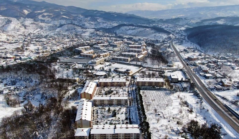 Dışarıda kartopu oynayıp kaplıca suyunda şifa buluyorlar