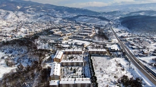 Dışarıda kartopu oynayıp kaplıca suyunda şifa buluyorlar