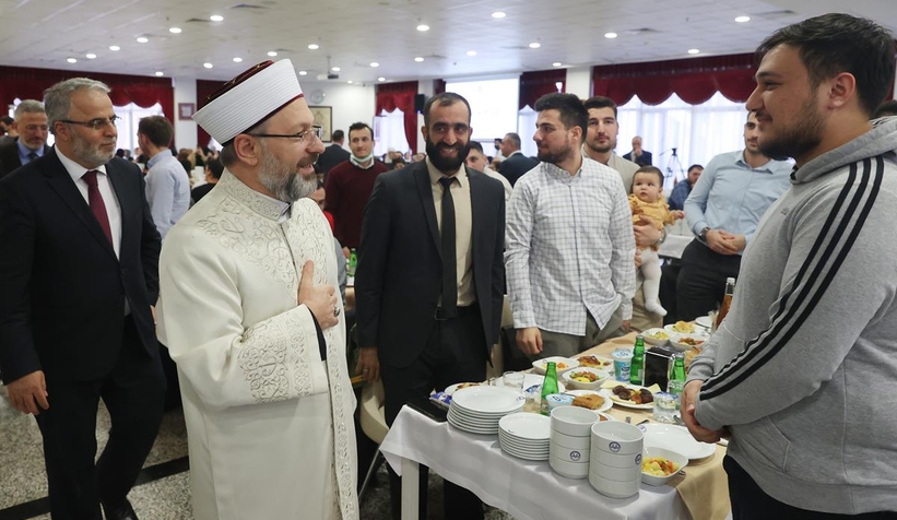 Diyanet İşleri Başkanı Erbaş, iftarda gençlerle buluştu
