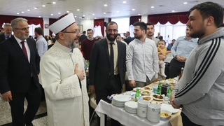 Diyanet İşleri Başkanı Erbaş, iftarda gençlerle buluştu