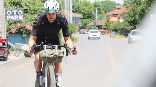 Doktorların umudunu kestiği Alman genç bisikletiyle kıtaları aşıyor