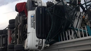 Dondurulmuş tavuk yüklü tır devrildi, sürücü 2 saatte kurtarıldı
