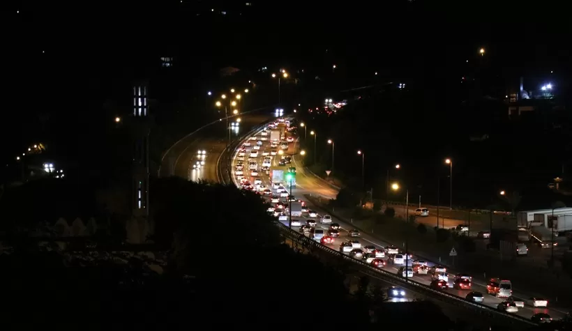 Dönüş yoğunluğu gece boyu sürdü