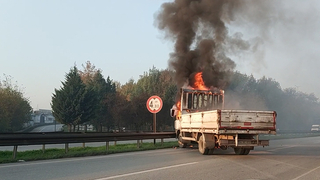 Dörtyol'da kamyonet alev alev yandı