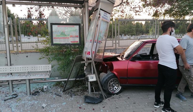 Drift yapan sürücü otobüs durağına daldı: 3 yaralı