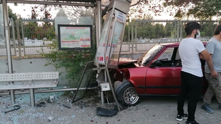 Drift yapan sürücü otobüs durağına daldı: 3 yaralı