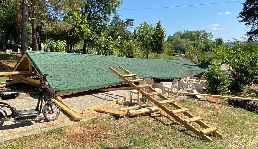 Dua okuyanların üzerine sundurma çöktü: 3 yaralı