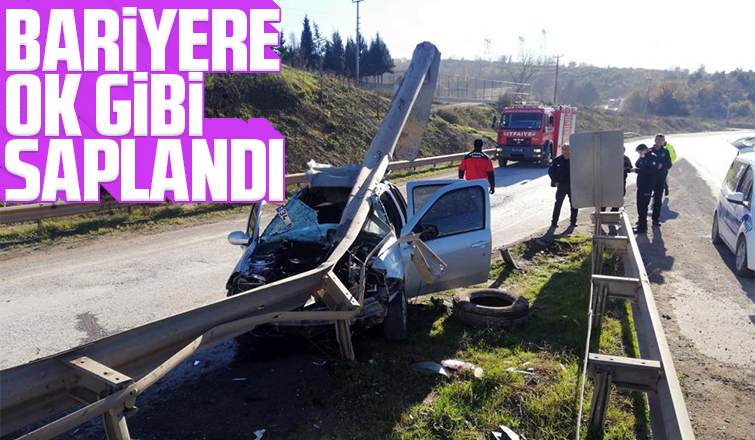 Duble yolda otomobil bariyere ok gibi saplandı