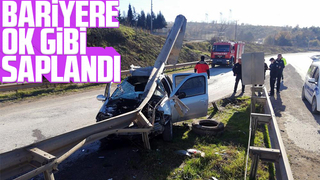 Duble yolda otomobil bariyere ok gibi saplandı