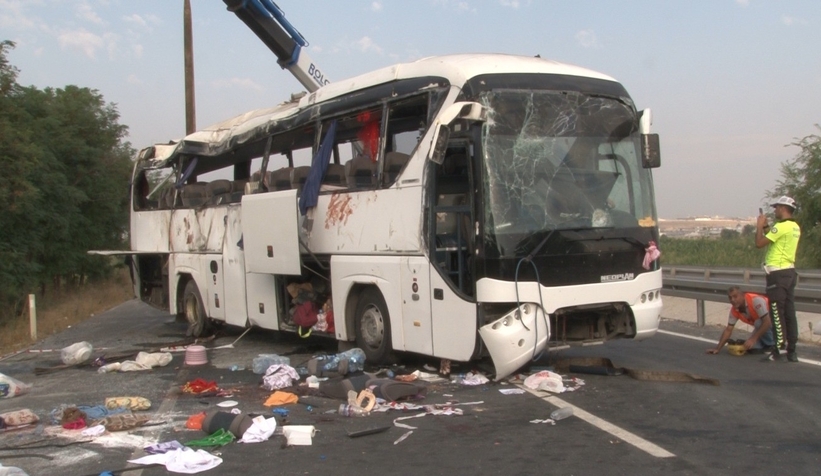 Düğün yolculuğunda facia : 1’i polis 6 ölü, 42 yaralı