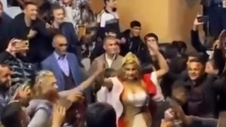 Düğünde koronanın dibine vurdular