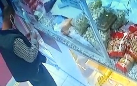 Dükkanda parasını düşüren müşterisini arıyor