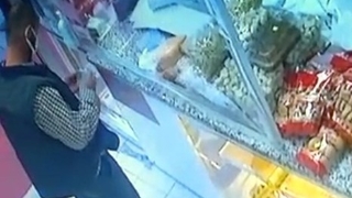 Dükkanda parasını düşüren müşterisini arıyor