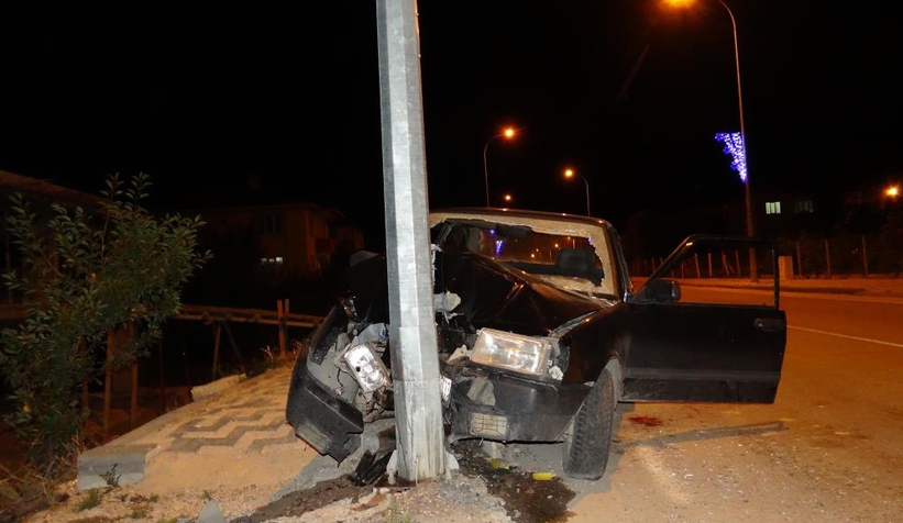 Dümdüz yolda aydınlatma direğine çarptı, baba ve bebeği yaralı