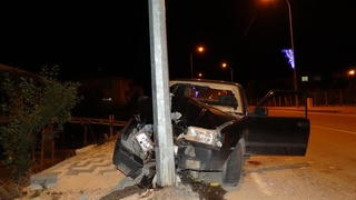 Dümdüz yolda aydınlatma direğine çarptı, baba ve bebeği yaralı