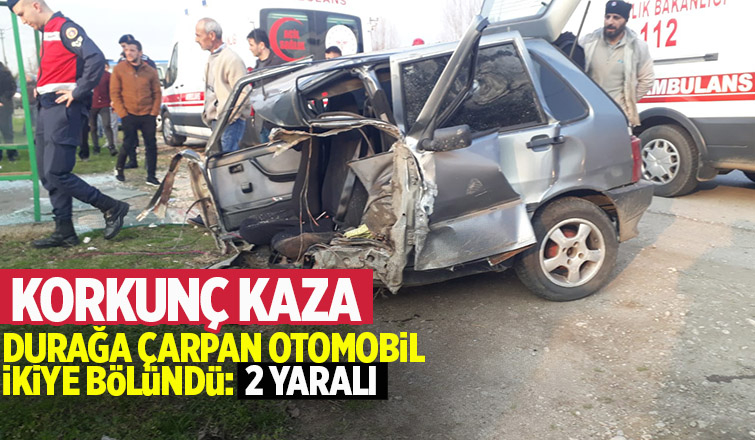 Durağa çarpan otomobil ikiye bölündü
