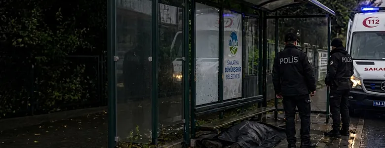 Durakta ölü bulundu