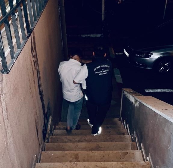 Durdurulan araçta 8 düzensiz göçmen yakalandı