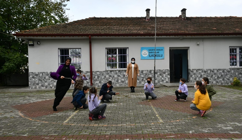 Durmuş, çocuklarla yağ satarım oyununu oynadı